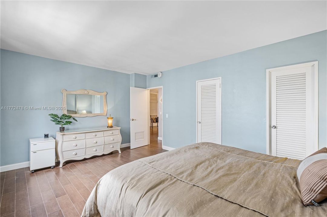 For Sale: $560,000 (1 beds, 1 baths, 1019 Square Feet)