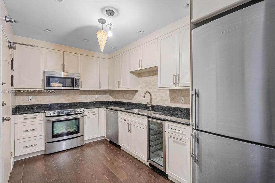 For Sale: $560,000 (1 beds, 1 baths, 1019 Square Feet)