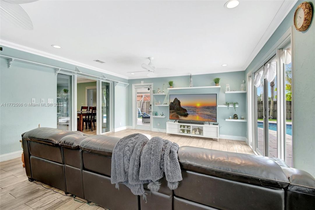 Recently Sold: $699,000 (3 beds, 2 baths, 1728 Square Feet)