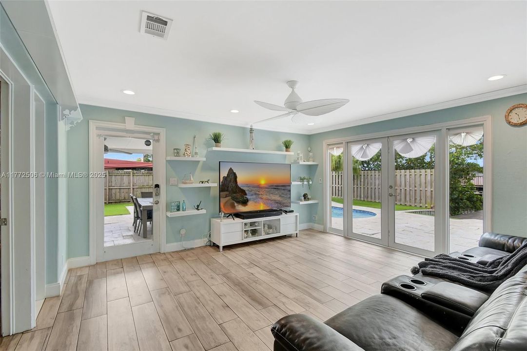 Recently Sold: $699,000 (3 beds, 2 baths, 1728 Square Feet)