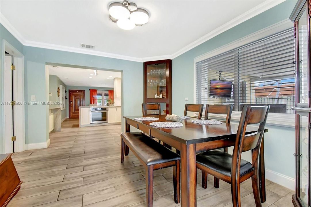 Recently Sold: $699,000 (3 beds, 2 baths, 1728 Square Feet)