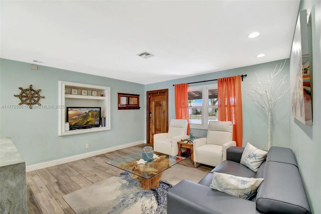 Recently Sold: $699,000 (3 beds, 2 baths, 1728 Square Feet)