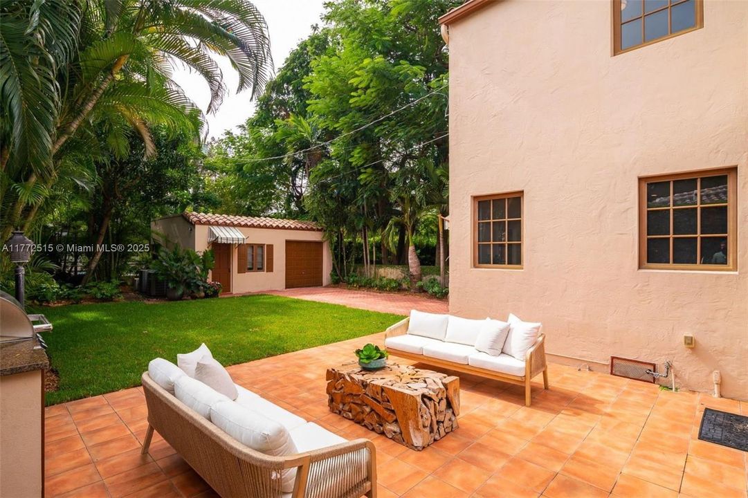 最近租的: $10,500 (4 贝兹, 3 浴室, 2835 平方英尺)