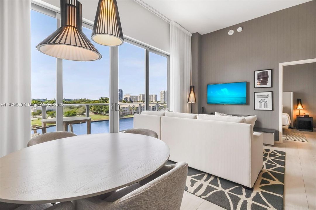 For Sale: $659,000 (1 beds, 1 baths, 702 Square Feet)