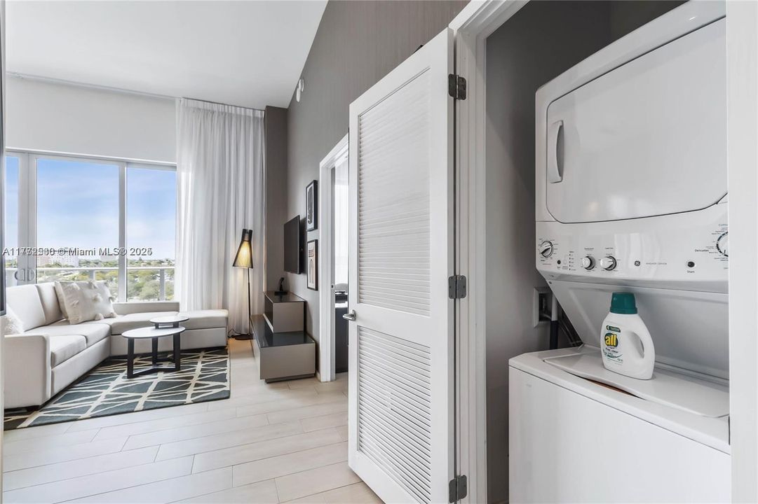 For Sale: $659,000 (1 beds, 1 baths, 702 Square Feet)
