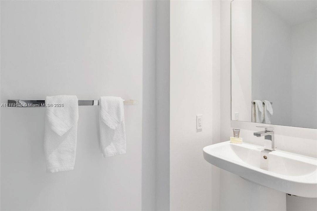 For Sale: $659,000 (1 beds, 1 baths, 702 Square Feet)