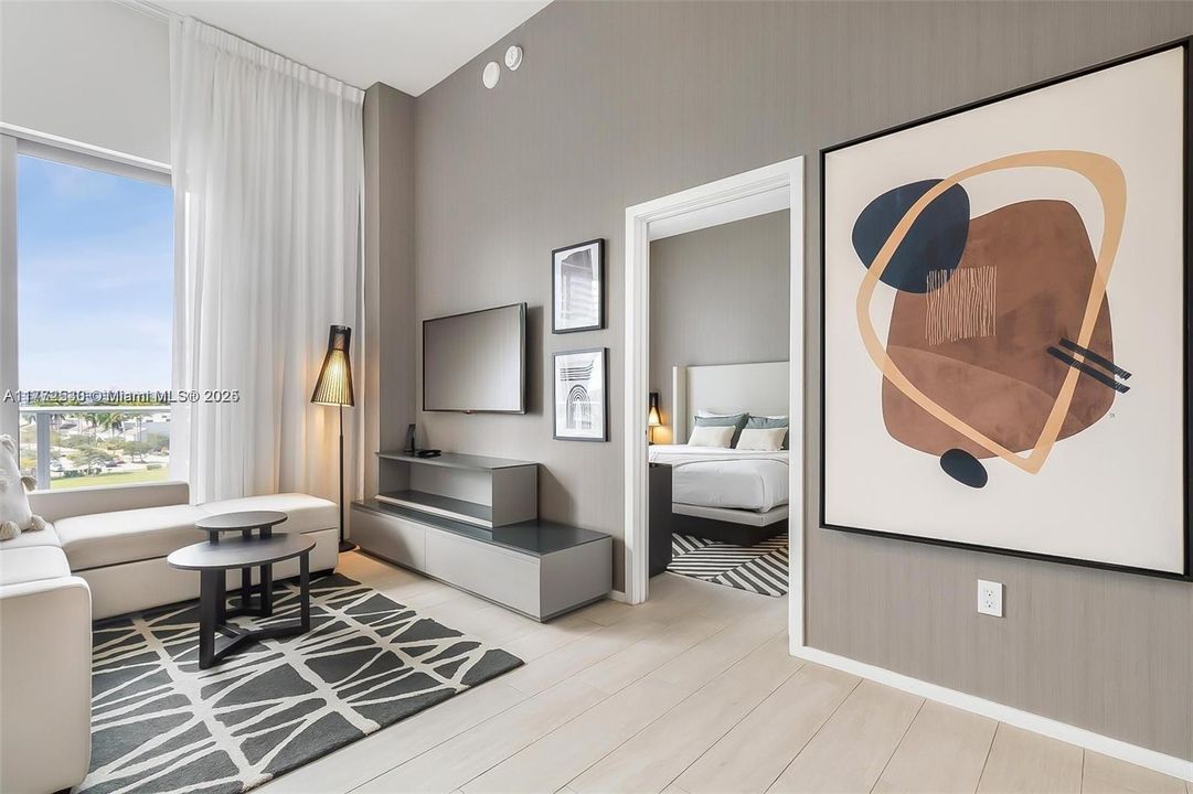 For Sale: $659,000 (1 beds, 1 baths, 702 Square Feet)