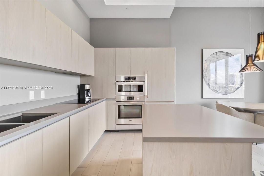 For Sale: $659,000 (1 beds, 1 baths, 702 Square Feet)