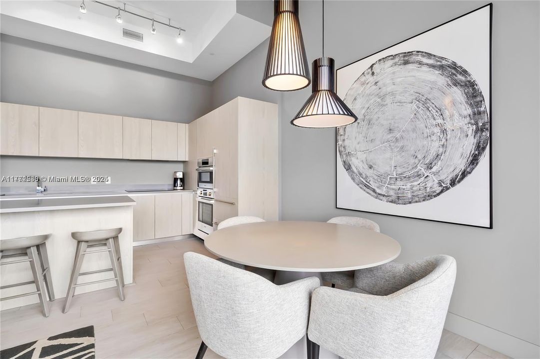 For Sale: $659,000 (1 beds, 1 baths, 702 Square Feet)