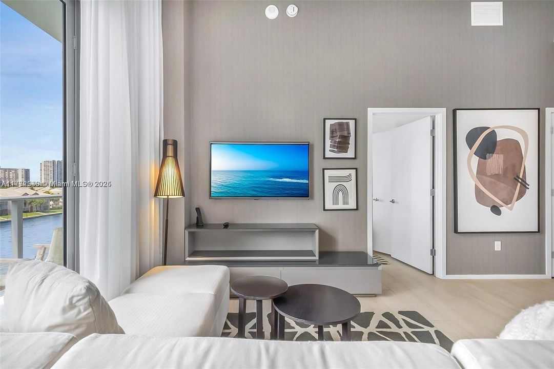 For Sale: $659,000 (1 beds, 1 baths, 702 Square Feet)