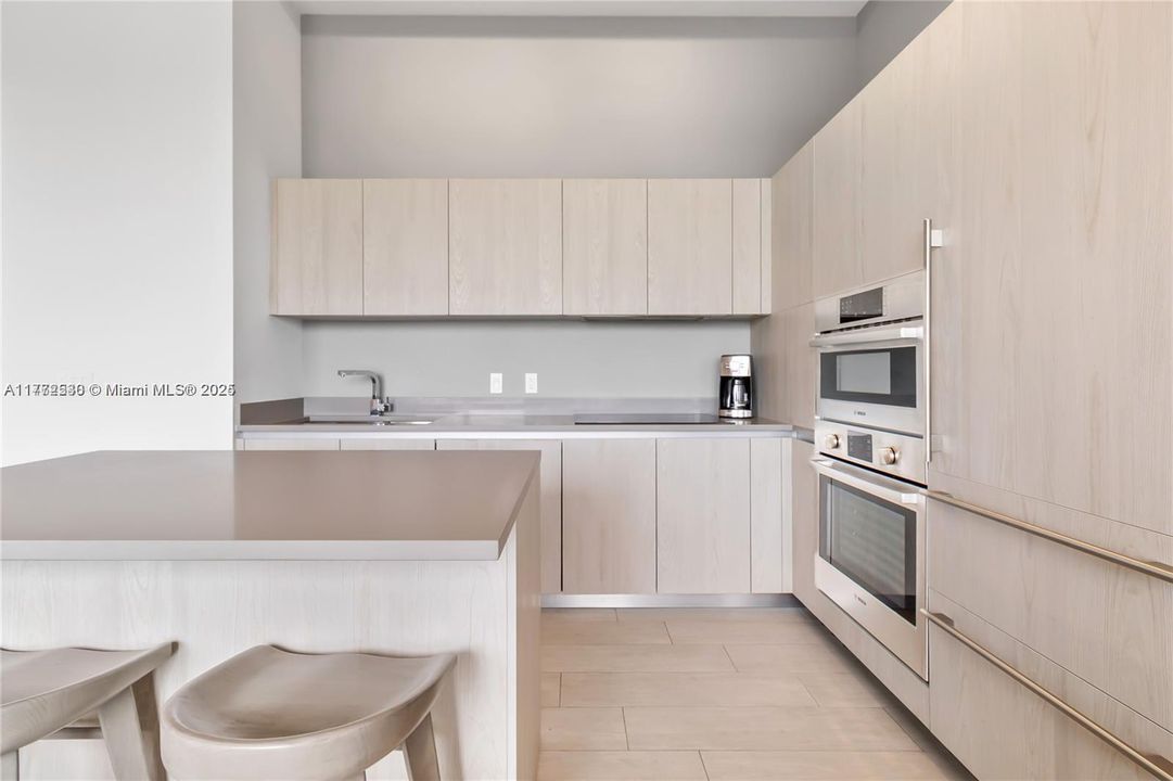 For Sale: $659,000 (1 beds, 1 baths, 702 Square Feet)