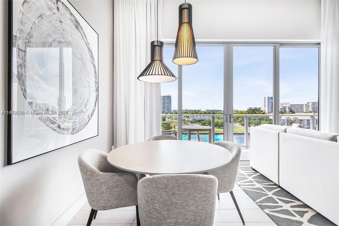 For Sale: $659,000 (1 beds, 1 baths, 702 Square Feet)