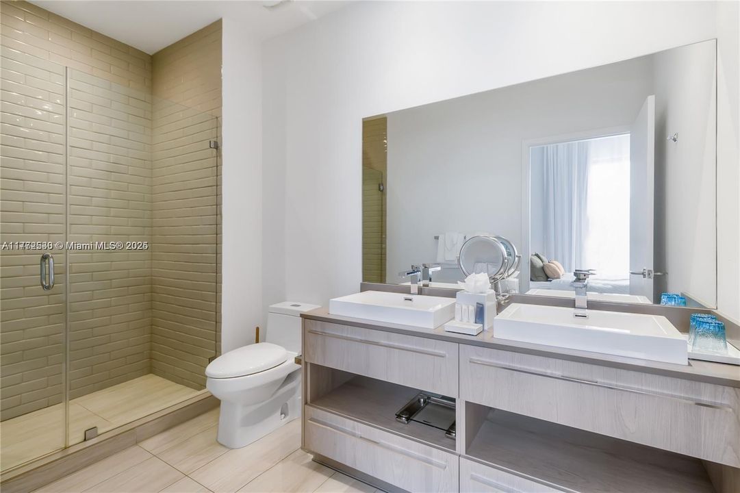 For Sale: $659,000 (1 beds, 1 baths, 702 Square Feet)