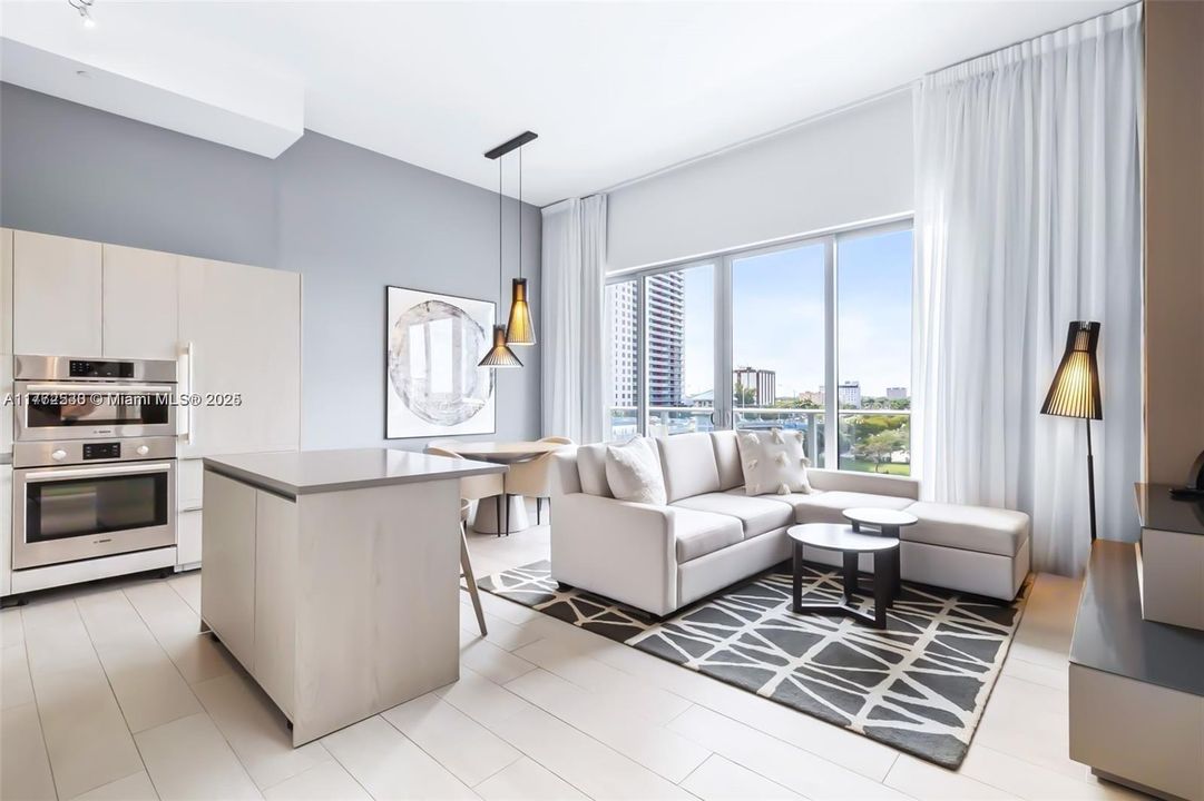 For Sale: $659,000 (1 beds, 1 baths, 702 Square Feet)