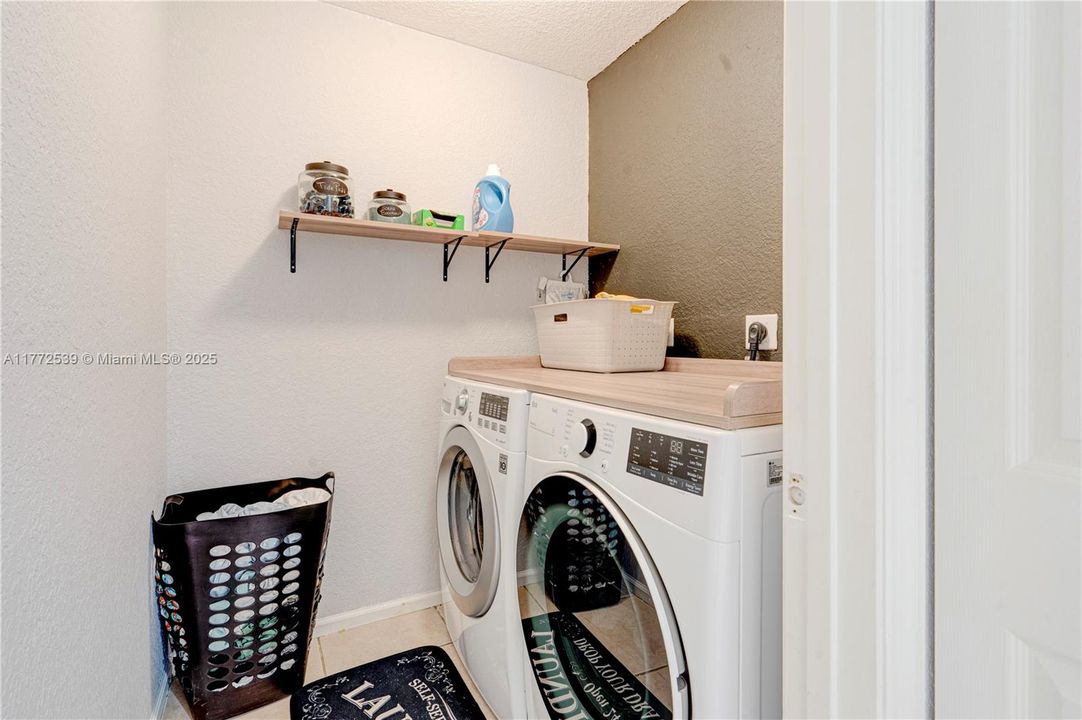 Vendido Recientemente: $479,800 (4 camas, 2 baños, 1979 Pies cuadrados)