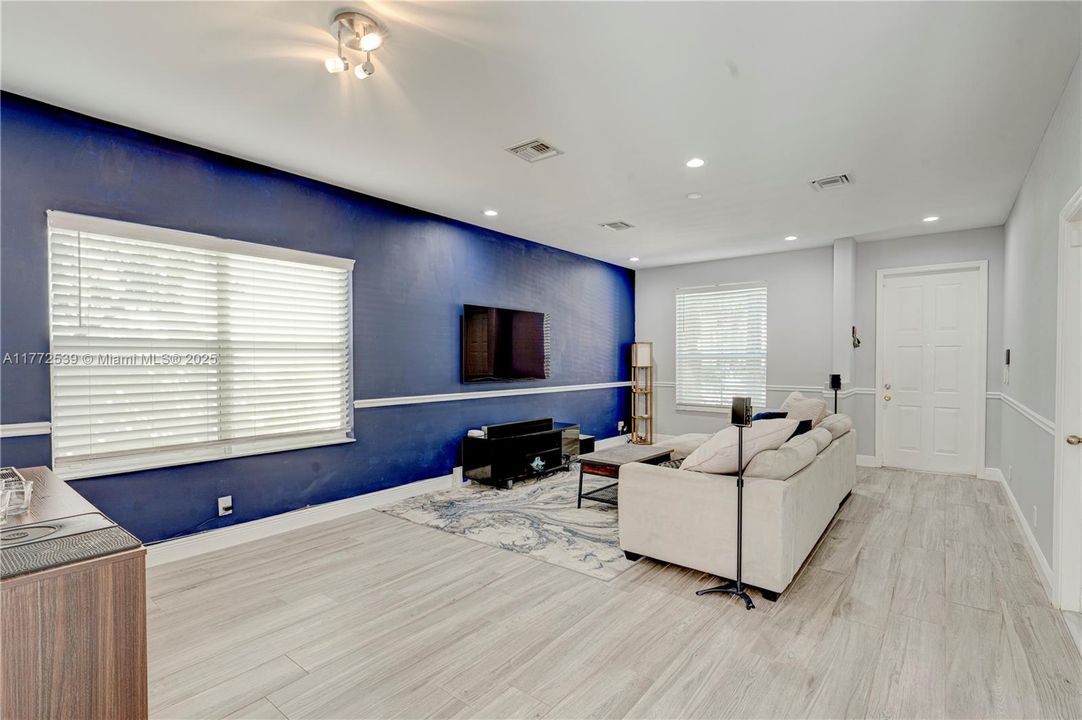 Vendido Recientemente: $479,800 (4 camas, 2 baños, 1979 Pies cuadrados)