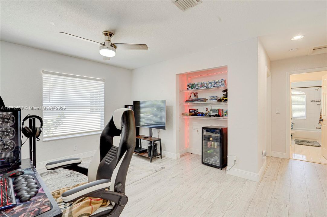 Vendido Recientemente: $479,800 (4 camas, 2 baños, 1979 Pies cuadrados)