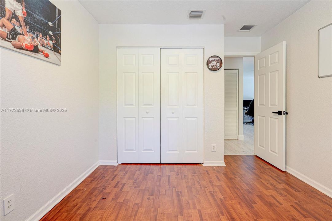 Vendido Recientemente: $479,800 (4 camas, 2 baños, 1979 Pies cuadrados)