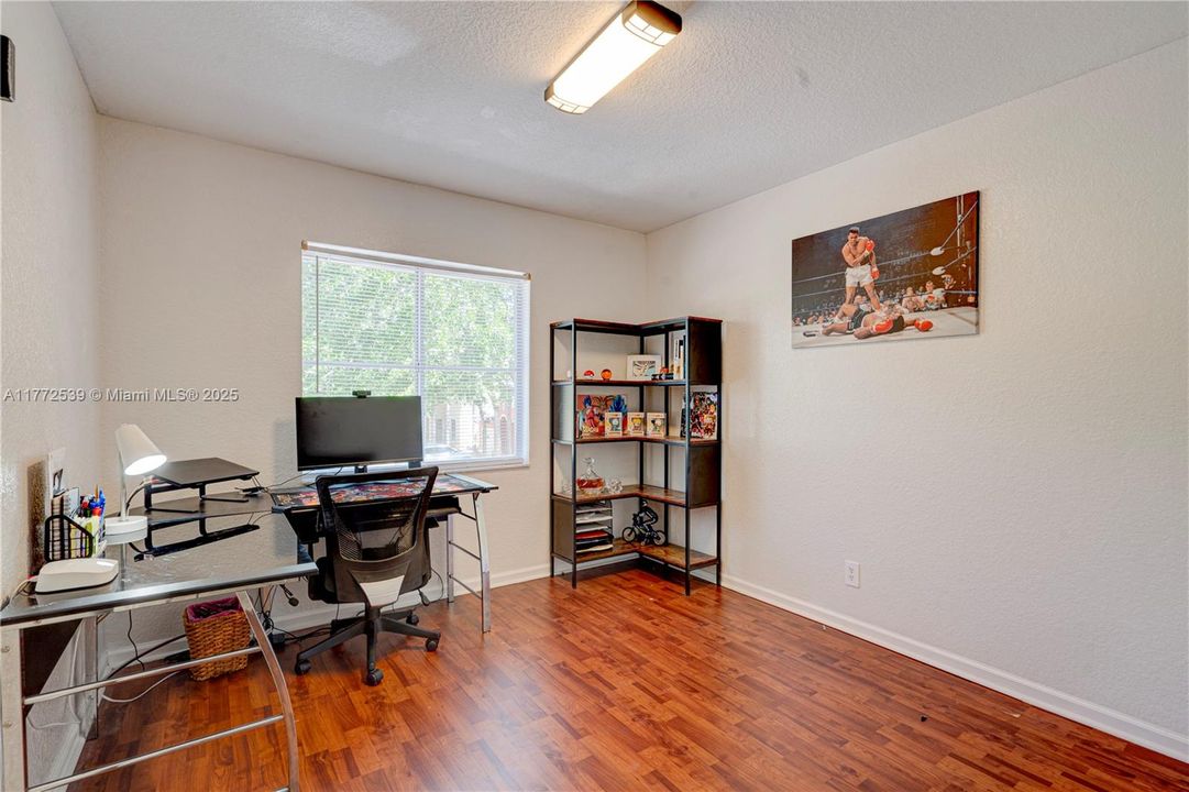 Vendido Recientemente: $479,800 (4 camas, 2 baños, 1979 Pies cuadrados)