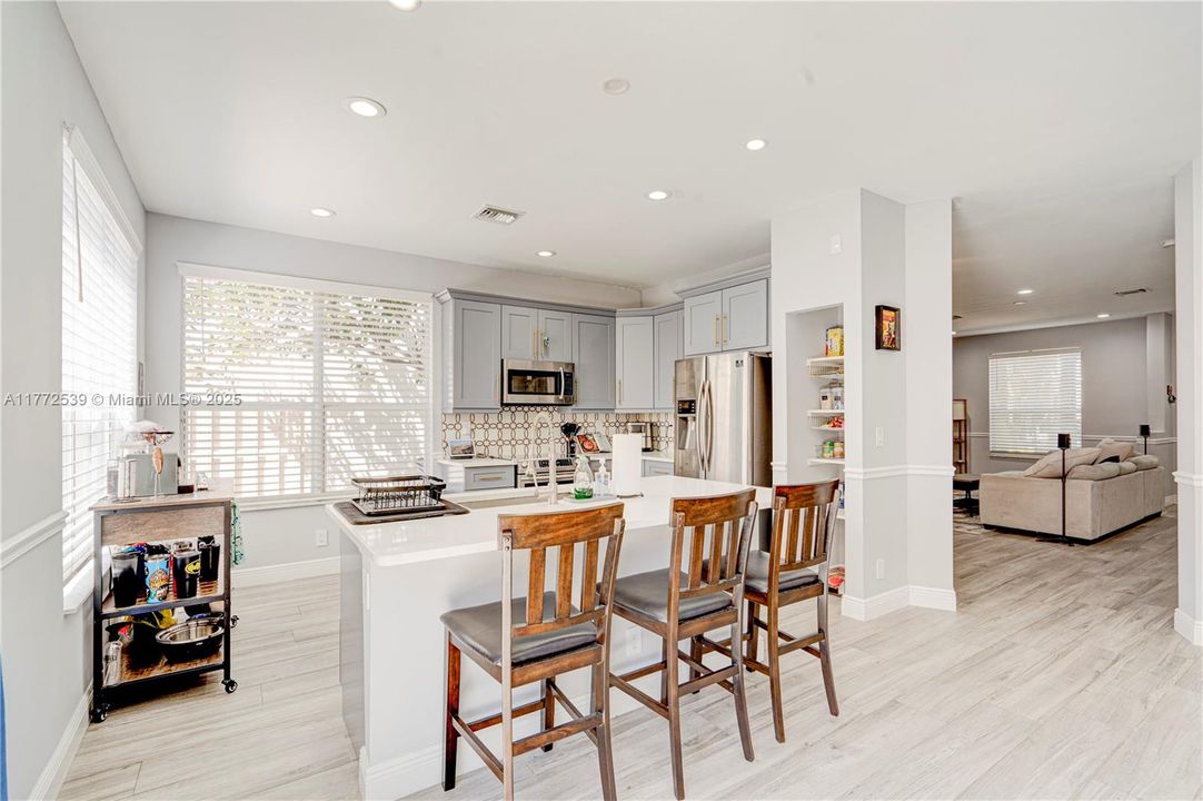 Vendido Recientemente: $479,800 (4 camas, 2 baños, 1979 Pies cuadrados)