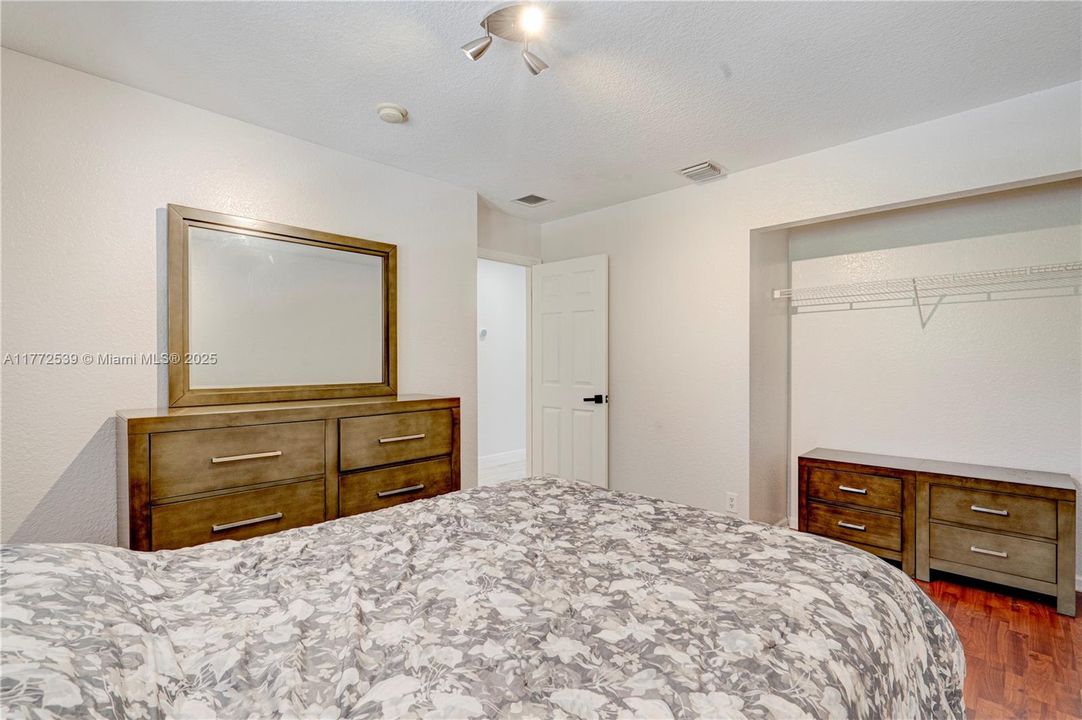 Vendido Recientemente: $479,800 (4 camas, 2 baños, 1979 Pies cuadrados)