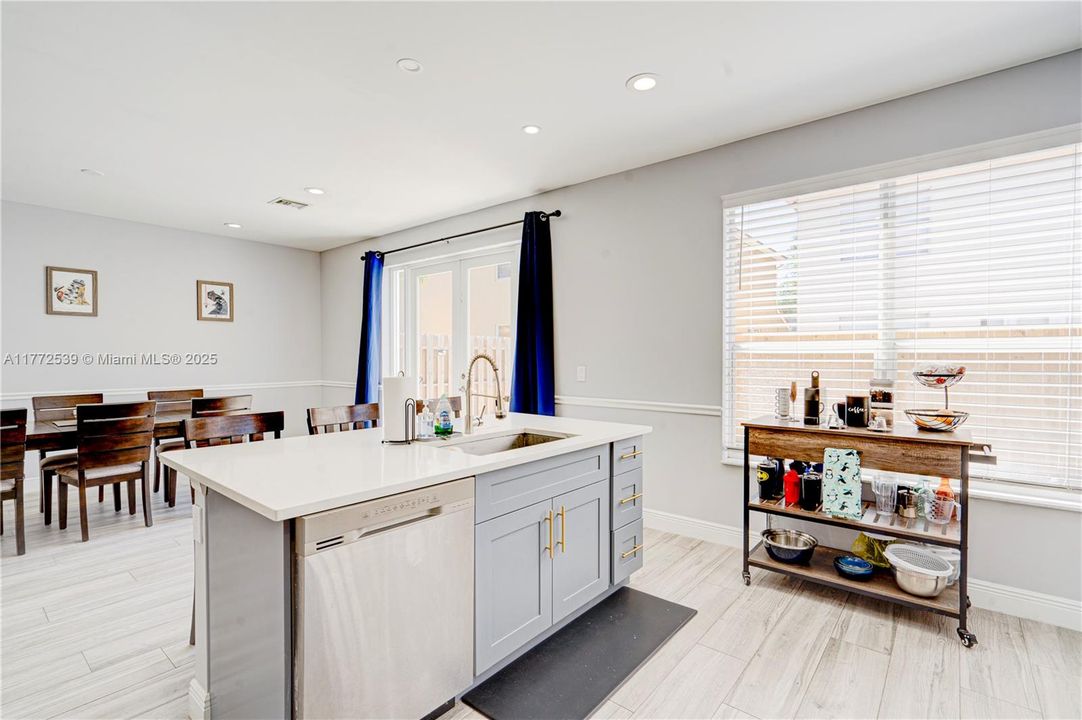 Vendido Recientemente: $479,800 (4 camas, 2 baños, 1979 Pies cuadrados)