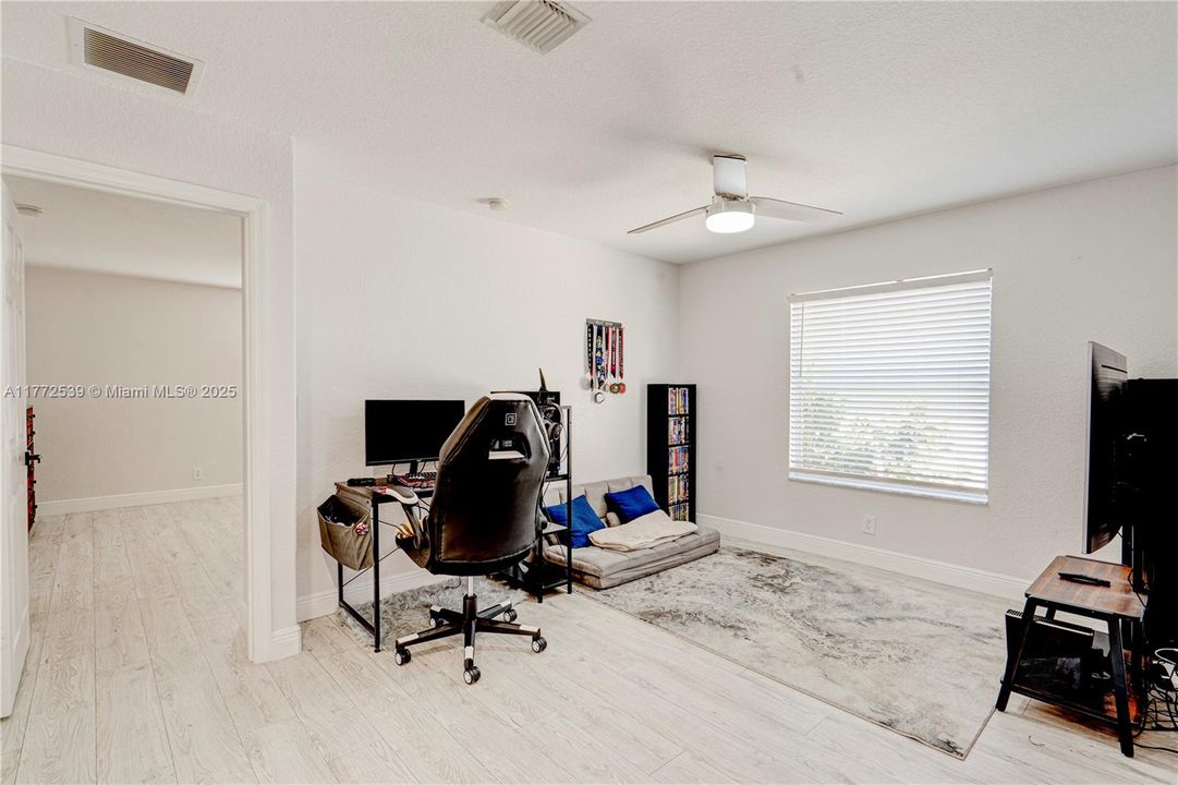 Vendido Recientemente: $479,800 (4 camas, 2 baños, 1979 Pies cuadrados)