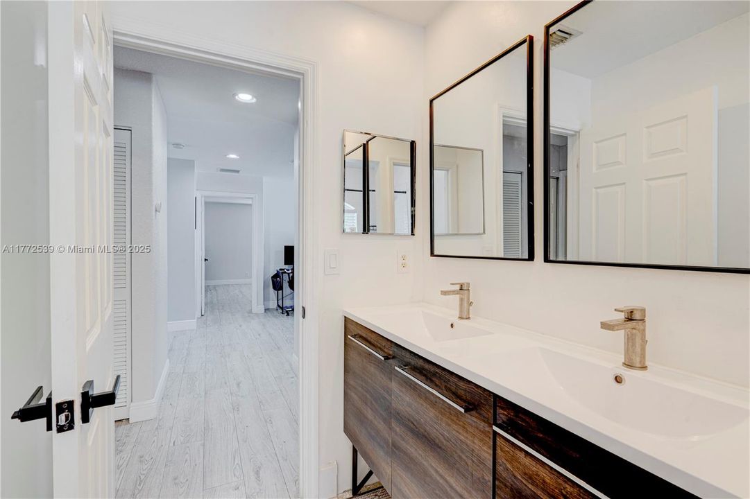 Vendido Recientemente: $479,800 (4 camas, 2 baños, 1979 Pies cuadrados)