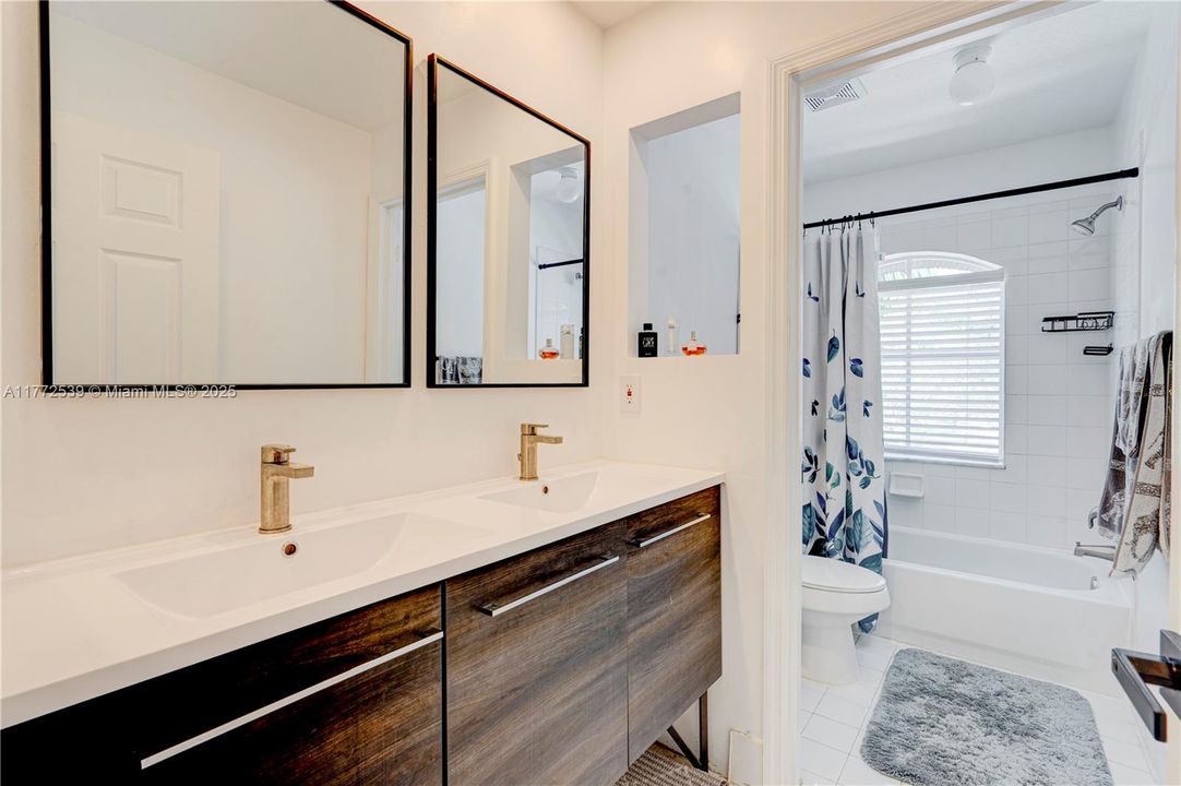 Vendido Recientemente: $479,800 (4 camas, 2 baños, 1979 Pies cuadrados)