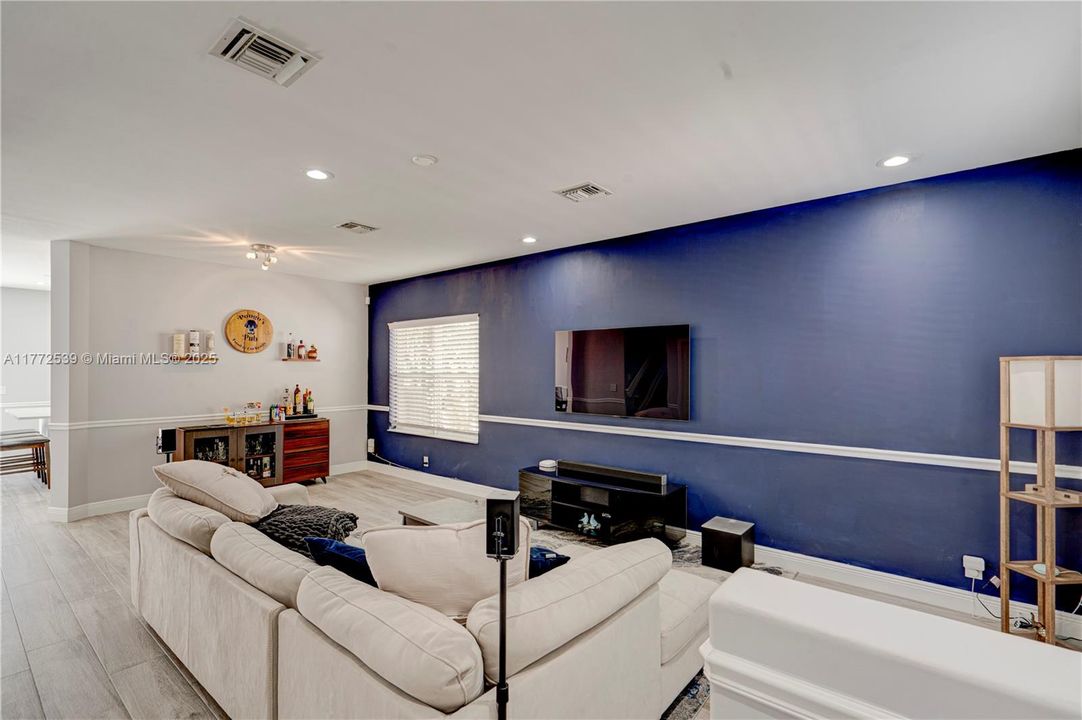 Vendido Recientemente: $479,800 (4 camas, 2 baños, 1979 Pies cuadrados)