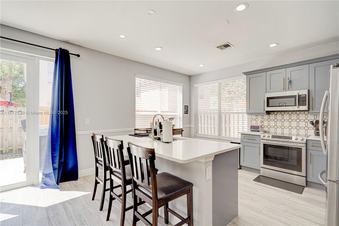 Vendido Recientemente: $479,800 (4 camas, 2 baños, 1979 Pies cuadrados)