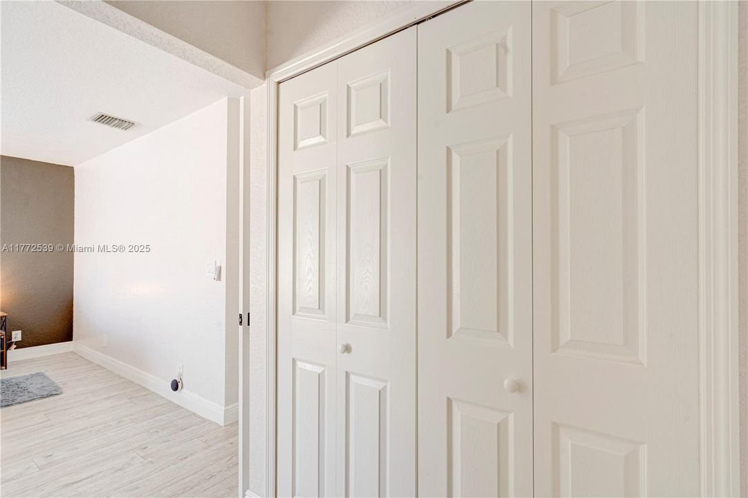 Vendido Recientemente: $479,800 (4 camas, 2 baños, 1979 Pies cuadrados)