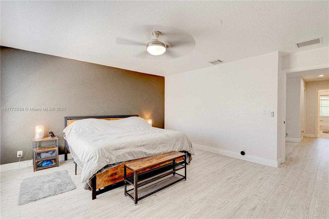 Vendido Recientemente: $479,800 (4 camas, 2 baños, 1979 Pies cuadrados)