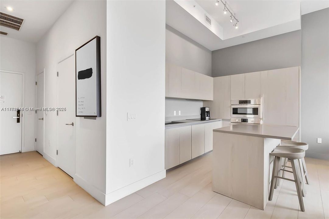 出租: $5,000 (1 贝兹, 1 浴室, 702 平方英尺)