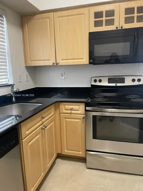 Recientemente alquilado: $2,100 (2 camas, 2 baños, 854 Pies cuadrados)