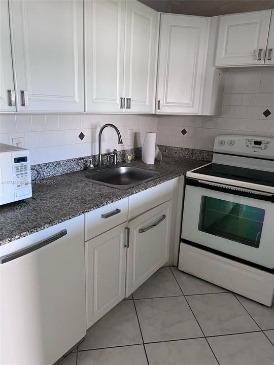 For Sale: $155,000 (1 beds, 1 baths, 702 Square Feet)