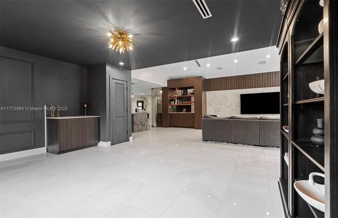 Vendido Recientemente: $1,499,999 (4 camas, 3 baños, 2845 Pies cuadrados)