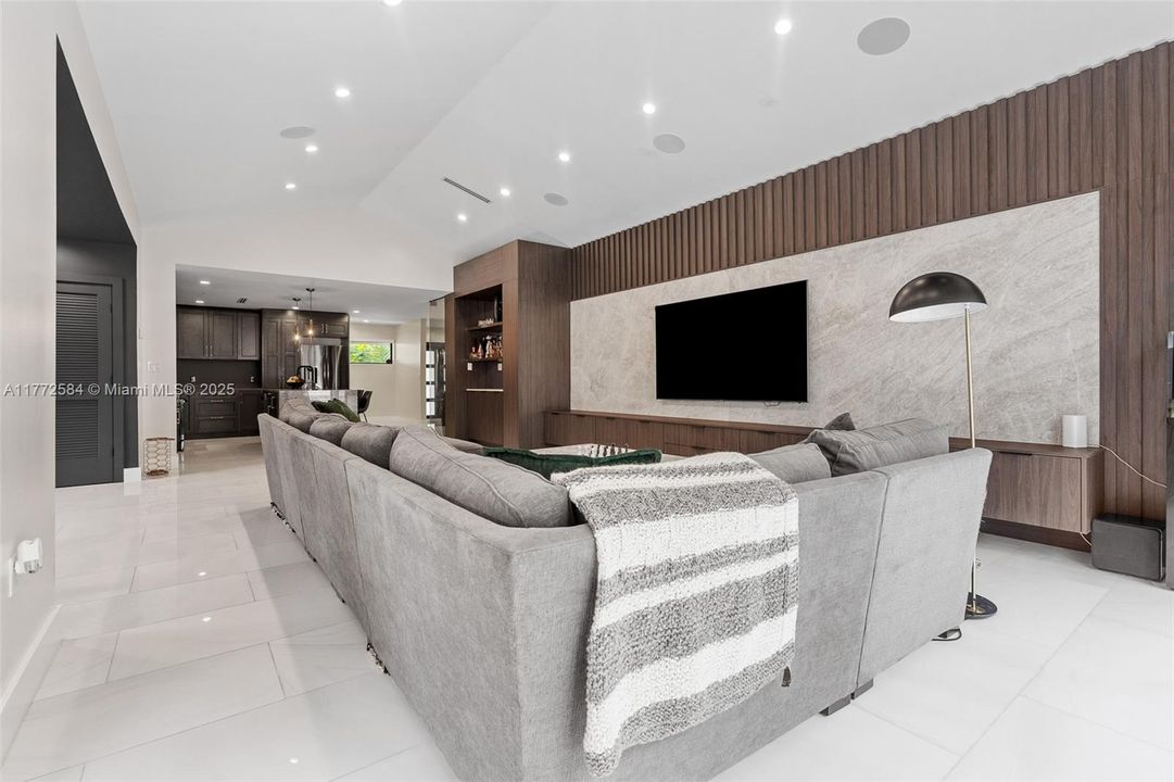 Vendido Recientemente: $1,499,999 (4 camas, 3 baños, 2845 Pies cuadrados)