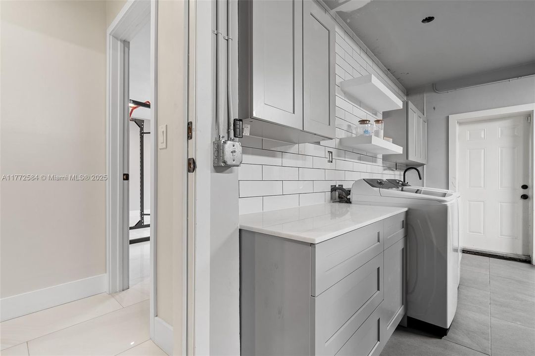 Vendido Recientemente: $1,499,999 (4 camas, 3 baños, 2845 Pies cuadrados)