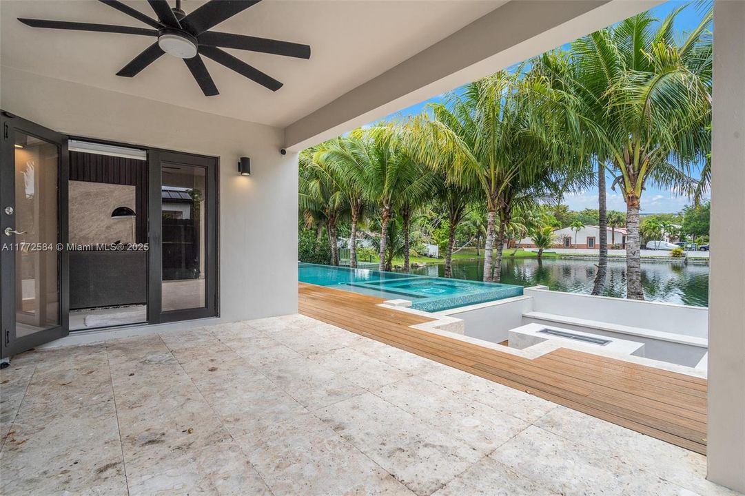 Vendido Recientemente: $1,499,999 (4 camas, 3 baños, 2845 Pies cuadrados)