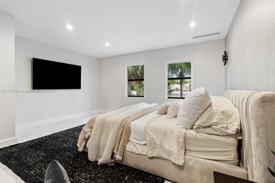 Vendido Recientemente: $1,499,999 (4 camas, 3 baños, 2845 Pies cuadrados)