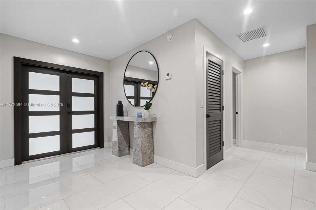 Vendido Recientemente: $1,499,999 (4 camas, 3 baños, 2845 Pies cuadrados)