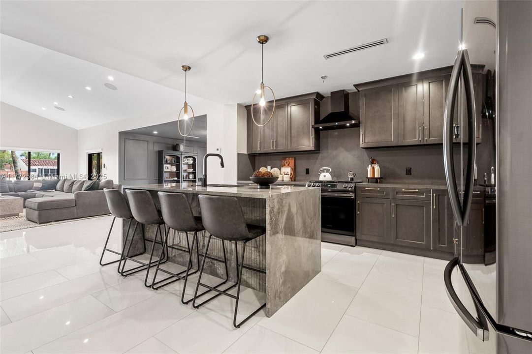 Vendido Recientemente: $1,499,999 (4 camas, 3 baños, 2845 Pies cuadrados)