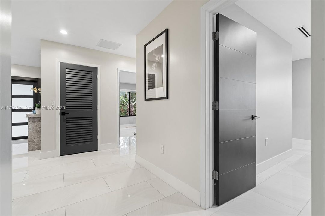 Vendido Recientemente: $1,499,999 (4 camas, 3 baños, 2845 Pies cuadrados)