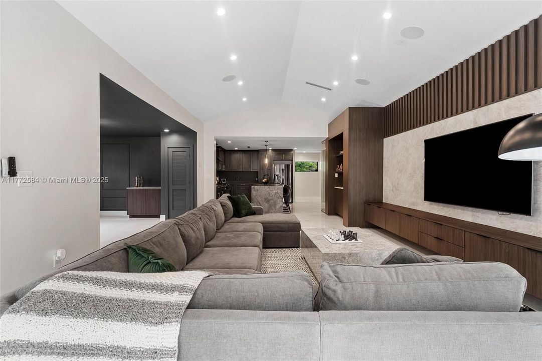 Vendido Recientemente: $1,499,999 (4 camas, 3 baños, 2845 Pies cuadrados)