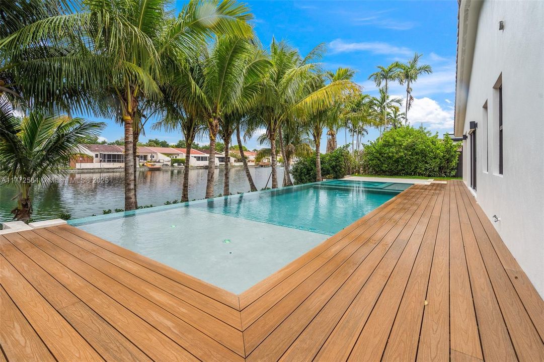 Vendido Recientemente: $1,499,999 (4 camas, 3 baños, 2845 Pies cuadrados)