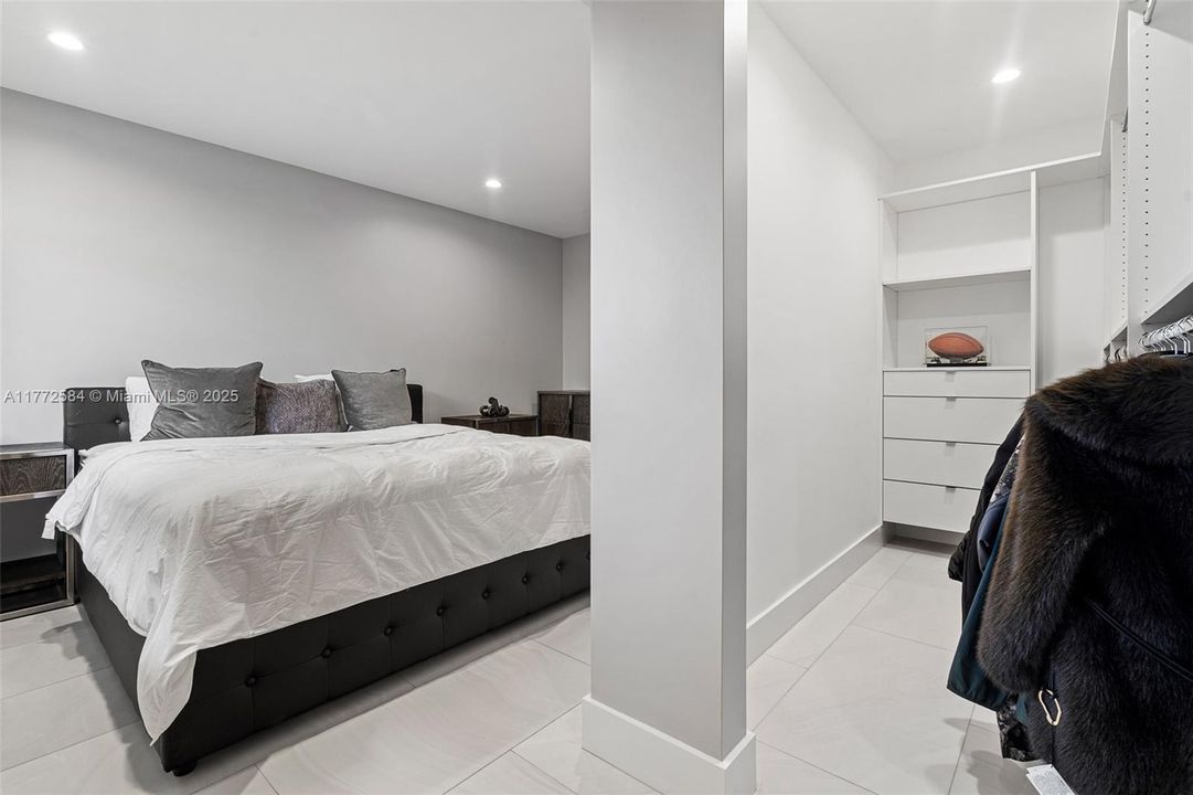 Vendido Recientemente: $1,499,999 (4 camas, 3 baños, 2845 Pies cuadrados)