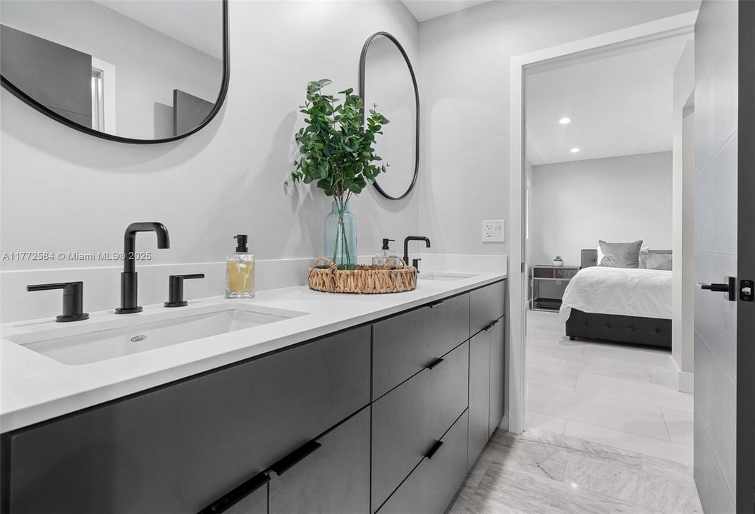 Vendido Recientemente: $1,499,999 (4 camas, 3 baños, 2845 Pies cuadrados)