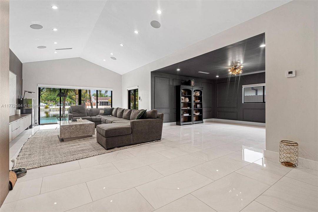 Vendido Recientemente: $1,499,999 (4 camas, 3 baños, 2845 Pies cuadrados)