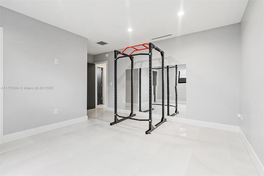 Vendido Recientemente: $1,499,999 (4 camas, 3 baños, 2845 Pies cuadrados)